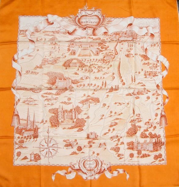 Lot de 2 Carrés HERMÈS : 

"Les chemins de l'Ile de France", fond beige, entourage marron. (Bon état)

 4 parcours de golf , fond beige, entourage marron. (Légères traces)