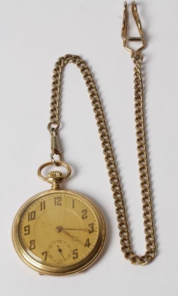 Montre gousset en métal doré. Le fond guilloché et le cadran doré, chiffres arabes. Spiral Bréguet, mécanisme échappement à ancre. Années 40.

Avec sa chaîne en métal doré.