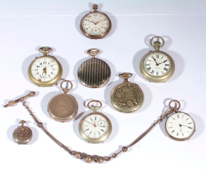 Lot de 6 montres de col ou de poche en argentet 3 en métal (Poids brut : 438,2 g )

On joint une pendulette à poser en verre et laiton WEST END WATCH Co.

