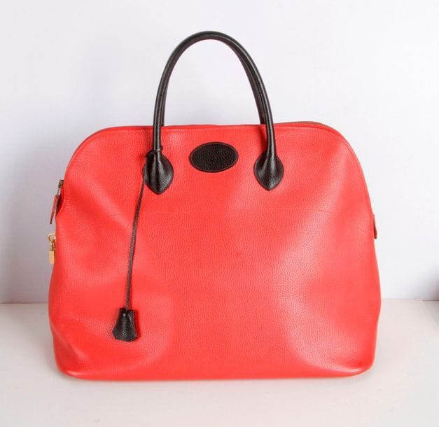 HERMES - Paris - Made in France

Sac de voyage "Bolide", en cuir grainé rouge et noir, avec sa housse, cadenas et clefs (Bel état)

45 X 35 cm

