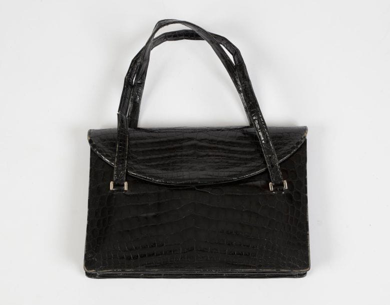 Christian DIOR, Made in France

Sac à 2 soufflets en cuir verni glacé noir, façon croco (quelques usures), on y joint un portefeuille Christian DIOR  en cuir verni glacé, façon croco, intérieur en agneau.

Longueur : 26 cm

