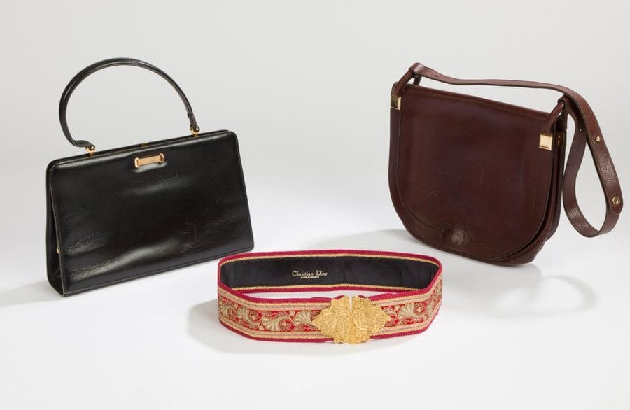 Christian DIOR. Made in France.

Sac à main en cuir bordeaux à bandoulière, 1 rabat (griffures) à pression monogrammé. Poche intérieure à fermeture éclair.

26 x 23 cm

Usures d'usage.

On joint un sac à main en cuir noir à soufflet, poche et porte monnaie intérieur, chiffré "G" pour GUéNé. Une anse en cuir, garniture en métal doré.

27,5 x 17,5 cm

et une large ceinture en cuir et soie brodée rouge et or, boucle en métal doré 

