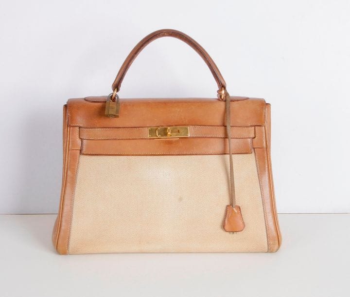 HERMES Paris

Sac Kelly en toile sahara et cuir gold (quelques usures aux coins et petite couture à refaire au rabat), cadenas et clefs, avec sa housse.

Largeur : 32 cm