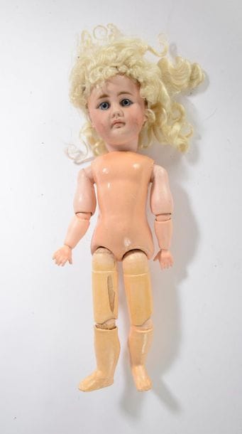 Poupée allemande, tête en porcelaine marquée en creux : S7H949, yeux fixes bleus, bouche fermée, oreilles percées, perruque blonde.

Corps articulé (non d'origine).

Hauteur : 36 cm