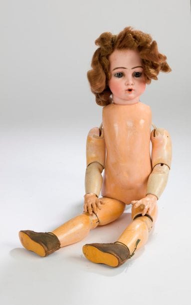 Bébé Têteur tête en biscuit coulé, marquée en creux : BRU - Jne T., yeux fixes bleus, bouche ouverte (système rouillé et bloqué), oreilles percées.

Corps articulé en bois et composition (élastiques à remettre).

Hauteur : 49 cm