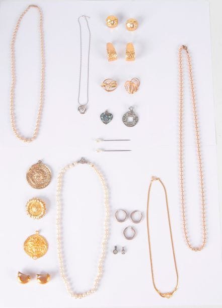 Lot de bijoux fantaisie comprenant: un bracelet, des clips d'oreilles, des pendentifs, des colliers…