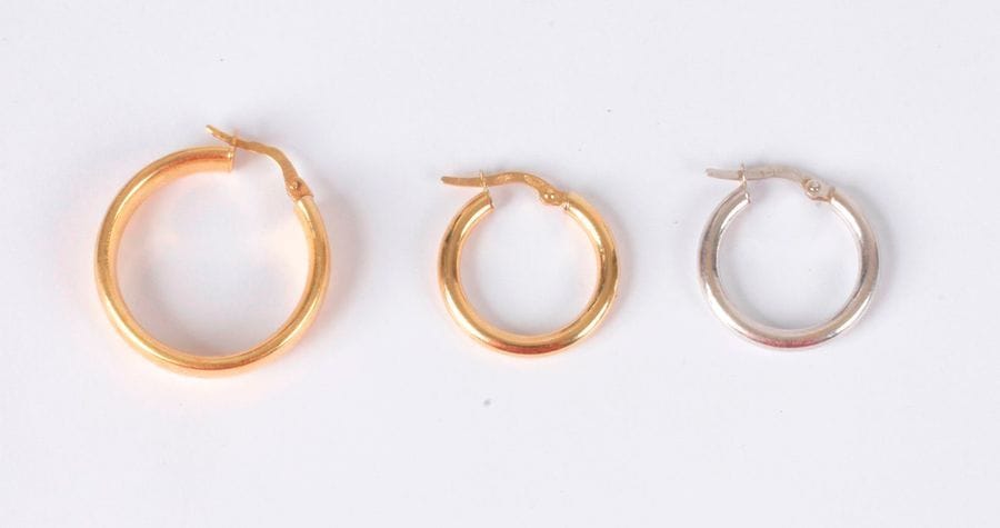 Lot de 3 créoles en or jaune et gris 18K (750). Poids: 2,8 g