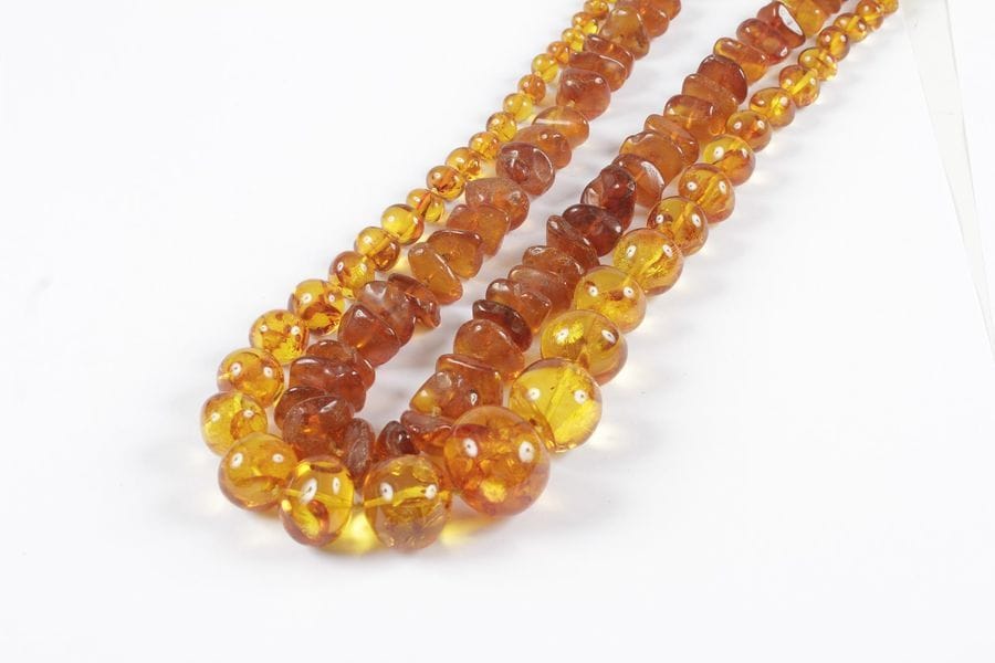 Lot de deux colliers de boules d'ambre et ambre pressé. Poids: 228 g