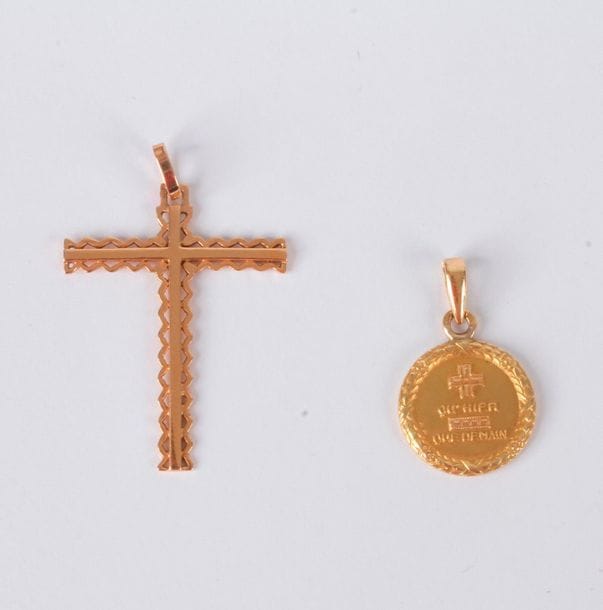 Lot de deux pendentifs en or 18K (750), l'un dessinant une croix, l'autre circulaire "+ qu'hier - que demain". Poids: 4,9 g