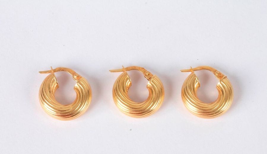 Suite de trois créoles torsadées en or 18K (750). Poids: 4,2 g