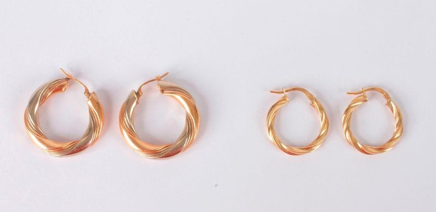 Suite de deux paires de créoles torsadées en or 18K (750). Poids: 5,5 g