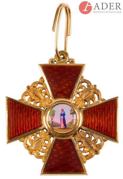 Croix de l’ordre de Sainte Anne, 3e classe
Entre 1854 - 1857
Or (750/1000) et émail.
Poinçons : 72, Saint-Pétersbourg, 18.. (sur l’anneau de bélière), aigle bicéphale (sur la branche supérieure) et orfèvre « WK » (Johann-Wilhelm Keibel (1788 - 1862), fournisseur officiel des ordres impériaux) (sur la branche inférieure).
Dimension sans l’anneau : 3,5 x 3,5 cm ; 
Poids brut : 9,81 g

Bien que la date ne soit pas entièrement frappée sur l’anneau, elle peut être estimée pour la borne inférieure par la mort de Kemmerer en 1854, associé de W. Keibel, le poinçon devenant « WK » en place de « KK » et pour la borne supérieure par le passage en 1857 du titre « 72 » au titre plus bas « 56 » pour les décorations décernées par le chapitre des ordres impériaux dont Keibel était fournisseur.

Знак ордена св. Анны 3-й степени. 1854 - 1857 гг.
Золото, эмаль.
Клейма на ушке : 72 и Санкт-Петербург, 18....
Клейма на лучах : двуглавый орел (на верхнем луче) и мастер « WK » (Иоганн-Вильгельм Кейбель (1788 - 1862), придворный золотых дел мастер, поставщик Капитула Российских Императорских и Царских Орденов) (на нижнем луче).
Размер креста : 3,5 х 3,5 см ; Общий вес : 9,81 г
Несмотря на то, что дата не полностью выбита на ушке, можно определить её следующим образом: не ранее 1854 г., года смерти Василия Богдановича Кеммерера (1786-1854), который работал вместе с Кейбелем в фирме Кейбель-Кеммерер с клеймом «КК», и не позднее 1857 г., когда перешли к более низкой пробе 56 для орденов, выданных из Капитула.