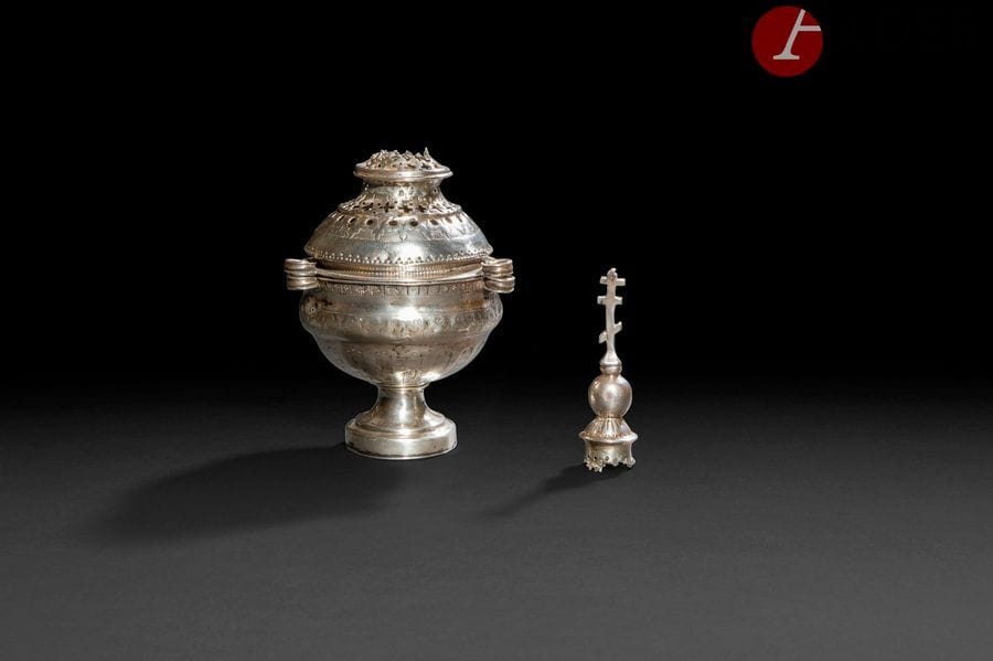 Encensoir en argent. 1797
La partie inférieure est un vase sur piédouche, le corps décoré d’une ceinture de fleurs gravées. La partie supérieure repercée est surmontée d’une croix. Trois anneaux de passage pour les chaînettes (absentes) sont soudés sur chacune des deux parties.
Poinçons : 84, Moscou, 1797, alderman « О·П », essayeur « А·Т » (Andreï Titov de 1786 à 1798) et orfèvre « Ф·Г ». Ni l’alderman, ni l’orfèvre ne sont identifiés, bien que leurs poinçons soient répertoriés.
Hauteur : 22 cm ; Diamètre : 9 cm ; Poids : 240,9 g
Accidenté.

Серебряное кадило. 1797 г.
Чаша кадила - полушар на ножке с гравированным цветочным поясом. Крышка ажурная. Купол с крестом. К чаше припаяны три кольца и соответствующие на крышке для цепочек (утрачены).
Клейма; 84, Москва, 1797, альдерман «О·П», пробирный мастерь «А·Т» (Андрей Титов с 1786 по 1798 гг.) и мастер «Ф·Г». Хотя клейма известные, имена мастера и альдермана пока не установлены.
Высота: 22 см ; Диаметр: 9 см ; Вес: 240,9 г
Повреждение.