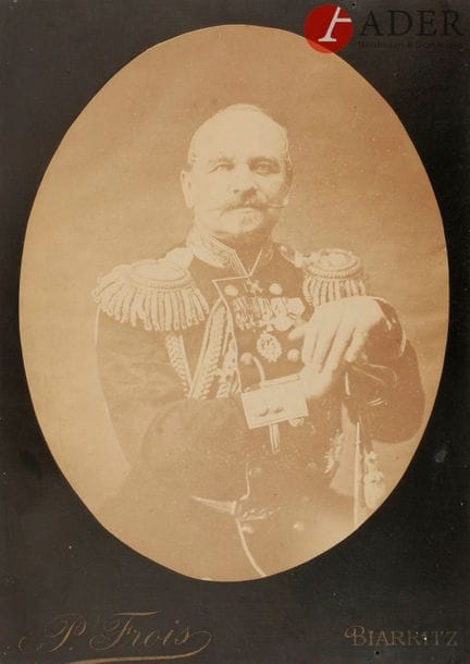 Paul FROIS (1834 - 1894)
Biarritz. Fin XIXe siècle
Photographie d’un général russe de la Suite, chevalier de l’ordre de saint Georges de 4e classe, de saint Vladimir avec glaives de 4e classe, de sainte Anne de 2e classe.
Tirage albuminé.
20 x 15,3 cm

Поль ФРУА (Paul FROIS) (1834 - 1894). Биарриц. Конец XIX в.
Фотографический портрет генерала Свиты, георгиевского кавалера 4-й степени с орденом св. Владимира с мечами 4-й степени и св. Анны 2-й степени.
Альбуминовая печать.
20 х 15,3 см
