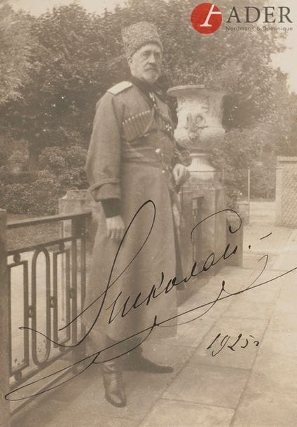 Anonyme
Portrait photographique en pied du grand-duc NICOLAS (1856 - 1929)
Tirage argentique.
Photographie prise sans doute sur le perron du château de Choigny où le grand-duc résidait en exil près de Paris en alternance avec la villa Thénard au cap d’Antibes.
Signature autographe du grand-duc et daté 1925 de sa main.
17,5 x 12,5 cm

[Фотограф не указан]. 1920-е годы
Фотографический портрет великого князя Николая Николаевича (1856 - 1929)
Серебряная печать.
Снимок сделан на перроне замка Шуаньи, где Николай Николаевич жил в изгнании, деля время между пригородной парижской резиденцией и виллой «Тенар» в Кап д'Антиб.
С автографом великого князя с датой 1925 г. его же руки.
17,5 х 12,5 см