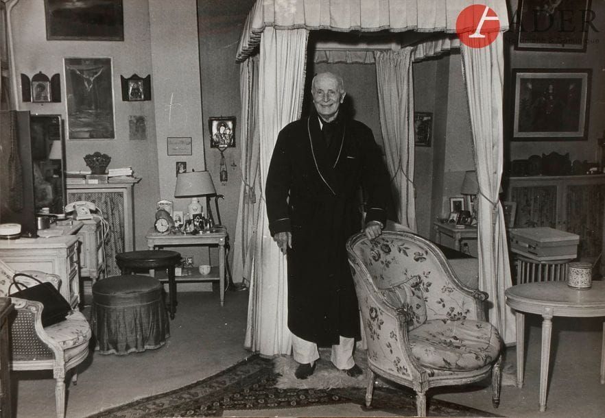 Alain Ayache Actualités
Le prince Félix YOUSSOUPOFF (1887 - 1967)
Assis avec son chien dans un fauteuil, debout dans sa chambre et assis dans un fauteuil avec des lunettes noires.
Trois tirages argentiques.
Photographies prises dans sa maison d’Auteuil au début 1967, soit dans la dernière année de sa vie.
27 x 18,5 cm (chaque)

Ces photographies ont sans doute été prises à l’occasion de la prochaine sortie (le 3 mai 1967) du film de Robert Hossein « J’ai tué Raspoutine » qui a ravivé un peu l’intérêt pour le prince Youssoupoff, qui ne faisait plus l’actualité depuis longtemps.

Alain Ayache Actualités
Князь Феликс Феликсович ЮСУПОВ (1887 - 1967)
Снят сидящим в кресле с собачкой на коленях; стоящим в халате в спальне и сидящим в кресле в темных очках
Три фотографии. Тираж серебряной печати.
Снимки сделаны в его доме на Отейль, в начале 1967 г., т. е. в последний год его жизни.
27 х 18,5 см
Фотографии сняты, вероятно, в связи с наступающим выходом (3 мая 1967 г.) фильма режиссера Робера Оссейна «Я убил Распутина», который немного возобновил интерес публики к забытому князю.