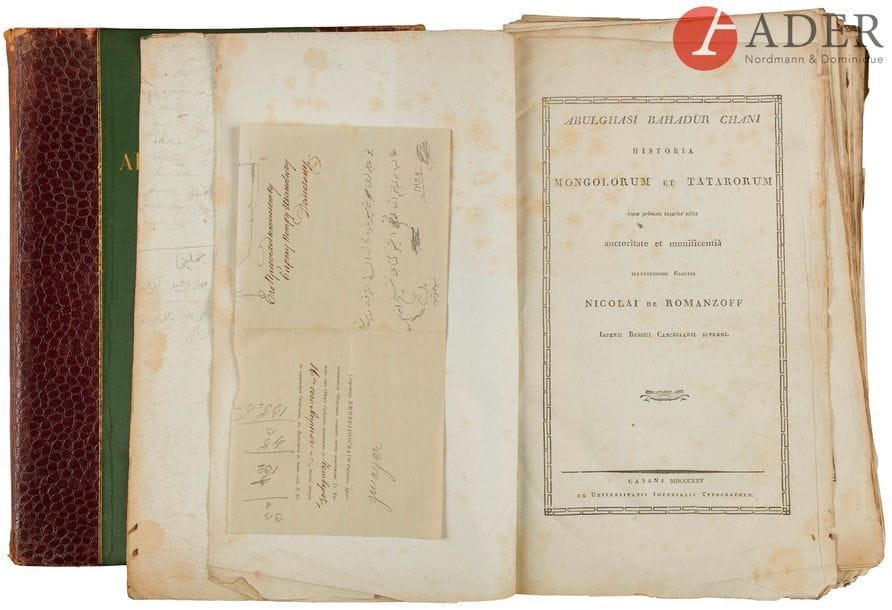 ABU AL-GHAZI BAHADUR (1603 - 1664)
Christian Martin FRÄHN (1782 - 1851) [publié par]
Abulghasi Bahadür Chani Historia Mongolorum et Tatarorum nunc primum tatarice edita auctoritate et munificentiâ illustrissimi Comitis Nicolai de Romanzoff Imperii Russici Cancellarii Supremi
Kasan : Ex Universitatis Imperialis Typographeo, 1825
Manque la page de titre aux armes du chancelier Nicolas Petrowitch Roumiantzov.
À l’intérieur se trouve une convocation du baron Petr Ivanovitch Desmaisons à l’assemblée générale de la Société Impériale Russe d’Archéologie, pour le jeudi 16 Avril, sans mention de l’année. Entre 1857, année de l’autorisation du port du titre de baron en Russie, titre octroyé en 1847 par le roi de Sardaigne et 1872, année où Desmaisons quitte définitivement la Russie, deux années pour lesquelles le 16 avril (du calendrier julien) coïncide avec un jeudi : 1861 et 1867.

АБУЛ-ГАЗИ-БАГАДУР-ХАН (1603 - 1664)
Христиан Данилович ФРЕН (1782 - 1851) [издал]
Abulghasi Bahadür Chani Historia Mongolorum et Tatarorum nunc primum tatarice edita auctoritate et munificentiâ illustrissimi Comitis Nicolai de Romanzoff Imperii Russici Cancellarii Supremi (История Монголов и Татар хана Абул-гази-Багадура впервые издана по татарский по велению и щедрости знаменитейшего графа Николая Румянцева, высшего канцлера Российской империи) 
Kasan (Казань): Ex Universitatis Imperialis Typographeo (в типографии Императорского университета), 1825.
Утрачен титульный лист с гербом канцлера Николая Петровича Румянцева.
В книге нашлось приглашение барону Петру Ивановичу Демезону на общее собрание Императорского Русского Археологического Общества в четверг 16 апреля, без указания года. С 1857 года, когда Демезон получил разрешение от Сената пользоваться баронским титулом, пожалованным в 1847 году Сардинским королем, и 1872 годом, когда Демезон вышел в отставку и покинул окончательно Россию, только два года, в которые 16 апреля (естественно, по русскому календарю) выпадает на четверг - 1861 и 1867 годы.