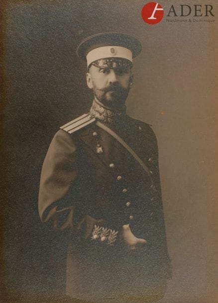 Pavel Adolfovitch baron CLODT von JÜRGENSBURG (1867 - 1938)
1) A. RENTZ et F. SHRADER. Saint-Pétersbourg. 1909.
Portrait à mi-jambe, en uniforme de colonel du régiment Pavlovsky de la Garde, avec le jeton du régiment.
Tirage argentique.
14,5 x 10,4 cm (passe-partout coupé)
2) Karl BULLA. Saint-Pétersbourg. Entre le 13 avril 1913 et le 1 janvier 1915.
Portrait à mi-jambe, en uniforme de colonel commandant le 89e régiment d’infanterie de la Mer Blanche, avec l’insigne du régiment au-dessus de l’insigne du régiment Pavlovsky de la Garde.
Tirage argentique.
14,5 x 9,9 cm
3) Karl BULLA. Saint-Pétersbourg. Entre le 13 avril 1913 et le 1 janvier 1915.
Portrait en buste, en uniforme de colonel commandant le 89e régiment d’infanterie de la Mer Blanche, avec l’insigne du régiment au-dessus de l’insigne du régiment Pavlovsky de la Garde.
Tirage argentique.
14,5 x 9,9 cm
4) Anonyme. 
Portrait équestre, en général-major commandant le régiment de Finlande de la Garde, avec l’insigne du régiment.
Retirage sur papier brillant.
24 x 18 cm
5) [Alexandre Adolfovitch] OTSOUP (1878 - 1920). Saint-Pétersbourg.
Portrait d’un capitaine et d’un engagé volontaire.
Tirage argentique.
Ovale de 12,6 x 9,5 cm
6) [Anonyme]. 1885.
Portrait photographique en buste du général-lieutenant Egor Egorovitch (Georg-Eduard) JORDAN (1806 - 1892)
Tirage albuminé.
Daté et annoté au dos en allemand.
13,5 x 9,4 cm

Le général E. E. Jordan était le beau-père du général Clodt von Jürgensburg.

Павел Адольфович барон КЛОДТ фон ЮРГЕНСБУРГ (1867 - 1938)
1) А. РЕНЦ и Ф. ШРАДЕР. 1909
Полуростовой портрет. В форме полковника лейб-гвардии Павловского полка. На груди виден жетон полка.
Серебряная печать.
14,5 х 10,4 см (бланк фотоателье срезан внизу)
2) Карл БУЛЛА. Санкт-Петербург. Между 13 апреля 1913 г. и 1 января 1915 г.
Полуростовой портрет. В форме полковника, командира 89-го Беломорского пехотного полка. На груди знак полка и знак лейб-гвардии Павловского полка.
Серебряная печать.
14,5 х 9,9 см
3) Карл БУЛЛА. Санкт-Петербург. Между 13 апреля 1913 г. и 1 января 1915 г.
Поясной портрет. В форме полковника, командира 89-го Беломорского пехотного полка. На груди знак полка и знак лейб-гвардии Павловского полка.
Серебряная печать.
14,5 х 9,9 см
4) [Фотограф не указан] 
Конный портрет, в шинели, в чине генерала-майора, командира лейб-гвардии Финляндского полка; на груди знак полка.
Повторный тираж на глянцевой бумаге.
24 х 18 см
5) [Александр Адольфович] ОЦУП (1878 --1920). Санкт-Петербург.
Погрудные портреты штабс-капитана и вольноопределяющихся.
Серебряная печать.
12,6 х 9,5 см (овальная фотография)
6) [Фотограф не указан]. 1885.
Поясной портрет генерал-лейтенанта Егора Егоровича ИОРДАНА (1806 - 1892)
Альбуминовая печать.
Надпись с датой на обороте по-немецки.
13,5 х 9,4 см
Генерал Е. Е. Иордан, тесть генерала Клодта фон Юргенсбурга.