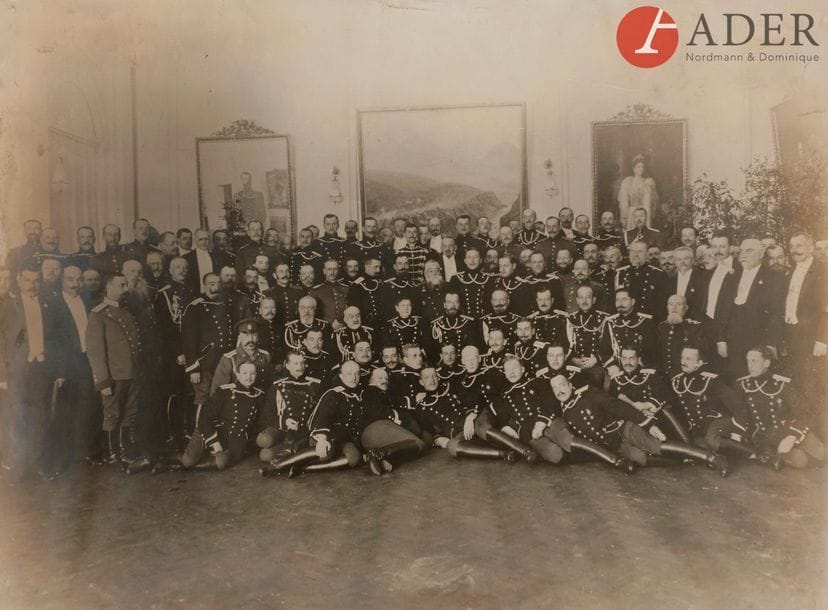 [A. OTSOUP. Saint-Pétersbourg ?]. 19 mars 1914
Photographie prise à l’occasion du centenaire du régiment des Dragons de la Garde. Au centre l’empereur Nicolas II, à gauche la grande duchesse Maria Pavlovna, chef honoraire du régiment, à droite le général-major Fedor Maximilianovitch comte Nieroth commandant le régiment et les grands ducs Kirill Vladimirivitch et son frère Boris Vladimirovitch. Outre les officiers du régiment figurent d’anciens officiers des Dragons de la Garde et de nombreux invités.
La prise de vue a eu lieu dans la salle de réception du mess des officiers à Peterhof.
Tirage argentique.
28 x 37,5 cm
Est joint un ensemble de lettres de vœux adressées à l’Union des anciens du régiment de dragons de la Garde et à son président, le colonel Erik Ivanovitch von Grimm, gendre du général-major P. A. von Clodt., deux lettres circulaires relatives au décès du général comte Nieroth et à sa succession au sein de l’Union des dragons de la Garde.

[А. ОЦУП. ?]. Санкт-Петербург. 19 марта 1914 г.
Фотография снята в день полкового праздника лейб-гвардии Драгунского полка.
В центре Император Николай II, слева Великая Княгиня Мария Павловна, почетный шеф полка, справа генерал-майор Федор Максимилианович граф Нирод, командир полка, Великие Князья Кирилл и Борис Владимировичи. Кроме офицеров полка, много гостей, в том числе и бывшие однополчане.
Снимок сделан в парадном зале офицерского собрания в Петергофе.
Серебряная печать.
28 х 37,5 см
Приложена подборка поздравительных писем к объединению лейб-грардии драгунского полка и к его председателю, полковнику Эрику Ивановичу фон Гримму, зятю генерал-майора П. А. Фон Клодта, два оповещения о смерти генерала фон Нирода и о его замене во главе объединения.