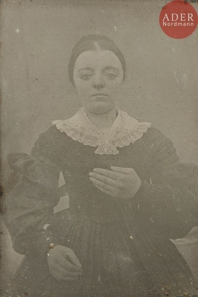 Daguerréotypiste non identifié
Jeunes femmes sourdes-muettes, c. 1845.
Deux (2) daguerréotypes, 1/2 plaque, dans leurs montages d’époque.
15 x 11 et 16 x 11 cm (à vue)