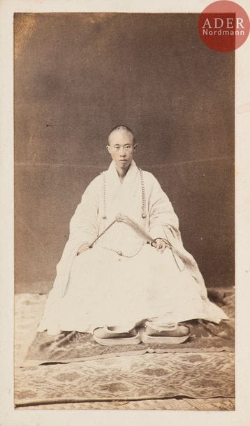 Photographe non identifié
Japon, c. 1870-1890.
Musiciens. Acteurs. Samouraïs. Geishas. Petits métiers.
48 épreuves sur papier albuminé contrecollées sur cartons format carte de visite. Certaines rehaussées à l’aquarelle. Quelques annotations manuscrites aux versos des montages.
Format moyen : 9 x 6 cm
