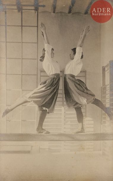 Julien Ficher - Julio Harriague - José N. Piérola - F. Palmero - Manuel Ocana et divers
Archives du peintre et professeur belge Julien Ficher, c. 1900-1920.
Pédagogie occidentale en Bolivie et à Cuba.
Bolivie. La Paz. Sucre. La Havane. École de jeunes filles. Éducation physique. Salle de gymnastique. Poutre. Espaliers. Salles de classe. Cours de couture. Famille de Julien Ficher. Peintures de Julien Ficher. École Normale. Bruxelles.
386 épreuves sur papier citrate, argentique et photomécanique d’époque. Nombreux crédits, tampons de photographes et légendes.
191 négatifs et positifs sur verre au gélatino-bromure d’argent.
13 négatifs celluloïds.
Deux (2) posemètres de Julien Ficher dans leurs étuis en cuir.
Deux (2) appareils photographiques dans leurs étuis en cuir, Zeiss Ikon, Ikonta.
Divers documents personnels.
Format des épreuves : de 8 x 11 à 30 x 25 cm
Format des plaques de verre : de 8 x 10 à 13 x 17,5 cm

 Les épreuves ont servi à l’illustration du livre La educacion fisica en la escuela, guía practica para la educación física del niño y del adolescente por Julien Ficher, La Havane, La Moderna Poesía, 1920 , qui est joint à l’ensemble.