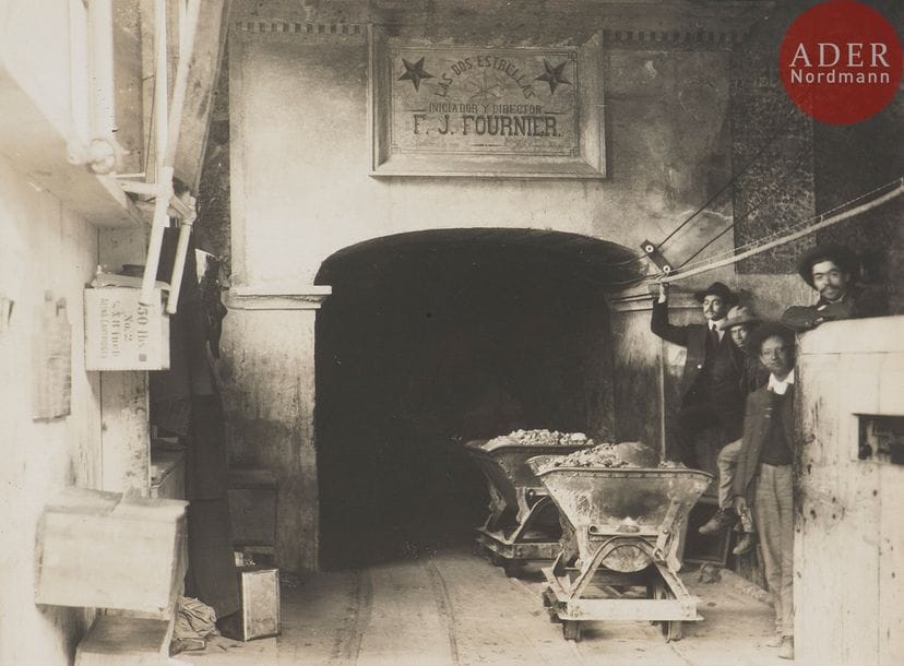 Alfred Briquet (1833-1926)
Mexique, c. 1890.
État de Michoacán de Ocampo. Mine d’or et d’argent « Mina Las dos Estrellas ».
Mineurs. Wagons de transport. Tunnel et extraction du minerai. Département de la cyanuration. Transport du minerai. Locomotive.
33 épreuves argentiques d’époque dont 3 panoramas. Crédit du photographe et légendes dans les négatifs.
Format moyen : 20 x 26 cm avec marges

 La mine est découverte en 1899. Elle est située à Tlalpujahua dans l’état de Michoacan. C’était la principale mine d’or et d’argent du Mexique au début du XXe siècle ; plus de 5 000 ouvriers y travaillaient. Aujourd’hui le Tech Museum retrace l’histoire de la mine.