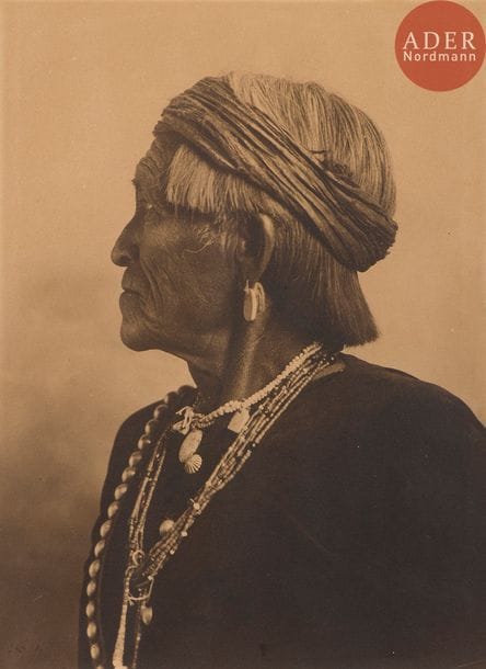 Carl Moon (1879-1948) (attribué à)
Indien navajo, c. 1910.
Épreuve argentique d’époque contrecollée sur carton.
40,5 x 29,5 cm