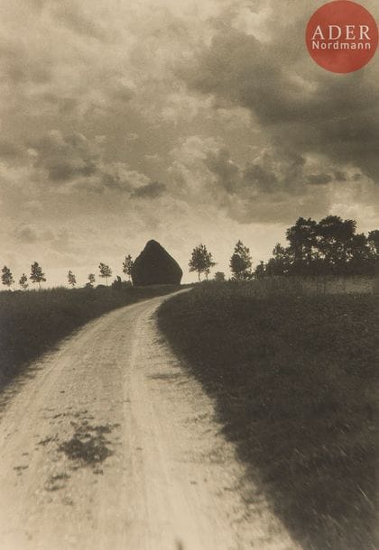 Germaine Krull (1897-1985)
Le Valois.
Firmin-Didot et Cie, Paris, 1930.
In-4 (33 x 25 cm). Édition originale, brochée. 78 pp. 48 photographies reproduites en héliogravure. Couverture souple.
Ouvrage présenté avec 21 tirages photographiques argentiques de Germaine Krull, dont 15 sont reproduits dans l’ouvrage. Tirages d’époque au format 33 x 25 cm.
Ref. Auer, p. 159.