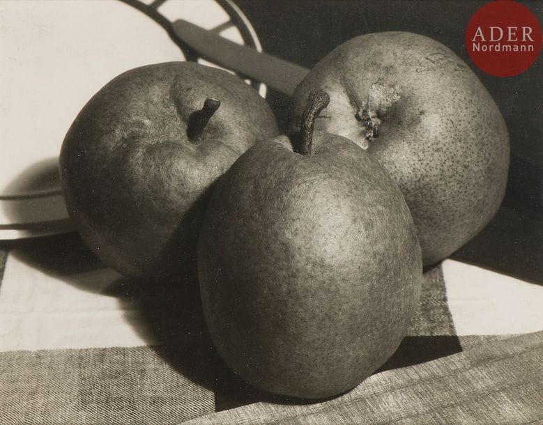 François Kollar (1904-1979)
Nature morte aux poires, c. 1930.
Épreuve argentique d’époque. Tampon « Copyright by François Kollar » au verso.
15,8 x 19,8 cm
Cadre 