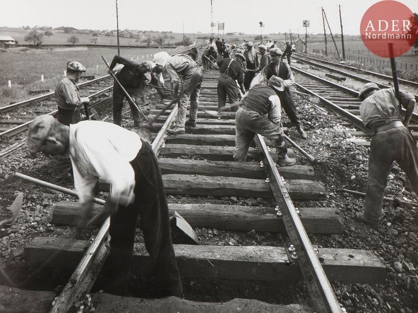 François Kollar (1904-1979)
Le Rail, c. 1935.
Nettoyage de l’intérieur des wagons. Saint Lazare. Poste d’aiguillage électrique. Porteur. Travaux sur les rails.
Six (6) épreuves argentiques (c. 1980). Tampon « Photo : François Kollar - Tirage : Jean-Michel Kollar » et annotations manuscrites aux versos.
Format moyen : 23,5 x 17,5 cm