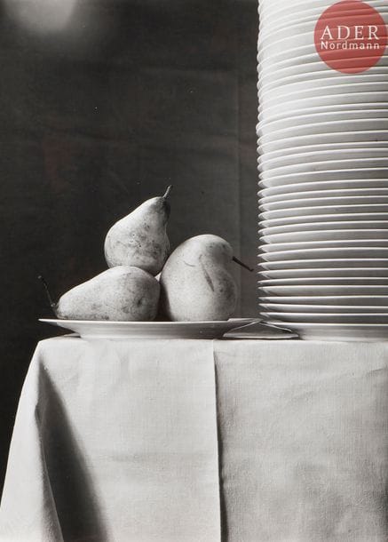 Emmanuel Sougez (1889-1972)
Trois poires, 1934.
Épreuve argentique (c. 1950), signée, titrée et datée au verso.
38 x 27 cm