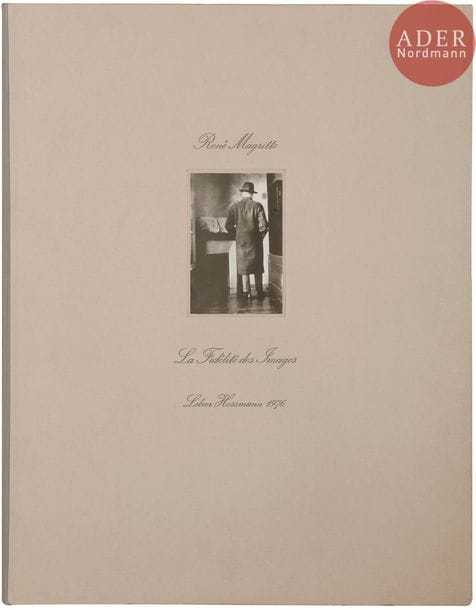 René Magritte (1898-1967)
La Fidélité des images.
Lebeer Haussmann, Bruxelles, 1976.
Portfolio dans son coffret titré et orné d’une photographie, composé de 16 épreuves argentiques signées par Georgette Magritte, numérotées de I à XVI et avec la numérotation du portfolio dans la marge inférieure. Édition de 100 ex. et 10 hors commerce (un des exemplaires HC). Chaque épreuve est montée individuellement sous passe-partout.
Format moyen des épreuves : 11,4 x 7,6 cm
Format du portfolio : 43,5 x 34 x 7,4 cm