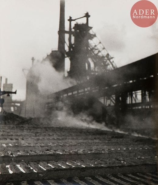 Eva Besnyö (1910-2003)
Hoogovens : L’usine d’acier à Ijmuiden.
Pays-Bas, c.1935.
Koninklijke Nederlandsche Hoogovens en Staalfabrieken.
Deux (2) épreuves argentiques d’époque. Tampon « Foto Éva Besnyö » aux versos.
18 x 17 et 21 x 18 cm