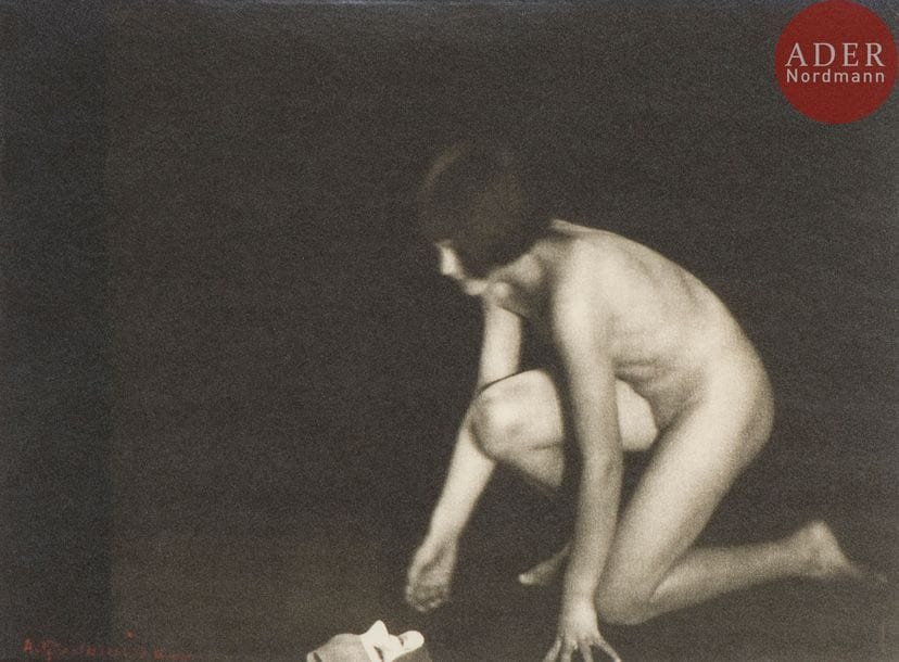 Albert Rudomine (1892-1975)
Nu au masque, c. 1930.
Épreuve au charbon (tirage Fresson) signée en bas à gauche en rouge.
17 x 23 cm