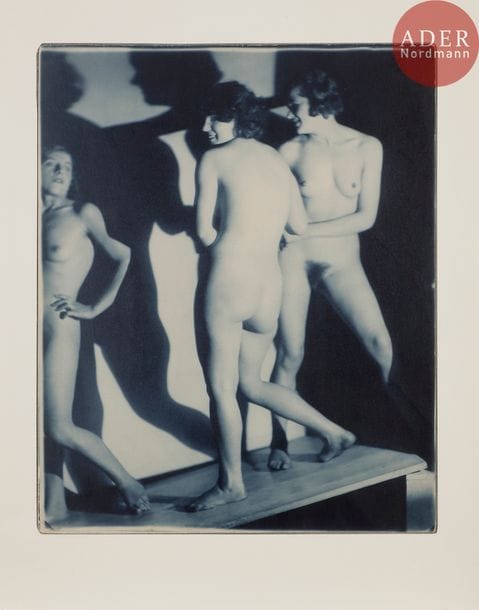 Frantisek Drtikol (1883-1961)
Les trois grâces, c. 1930.
Épreuve pigmentaire d’époque en bleu, signée au crayon au verso.
30,5 x 24 cm

Bibliographie :
Anna Farova, Frantisek Drtikol. Photographe Art Déco, Schirmer-Mosel, 1993, pl. 98 (variante).
Frantisek Drtikol, Pracount kniha fotografiq, Éditions Svet, 2006, pl. 61.