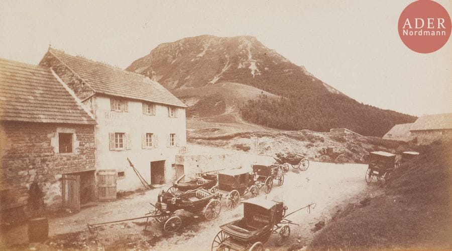 Photographe non identifié
Auvergne, Puy de Dôme, c. 1850.
Ruines du temple de Mercure.
Trois (3) épreuves sur papier salé.
Formats : de 15 x 26 à 14,2 x 26 cm