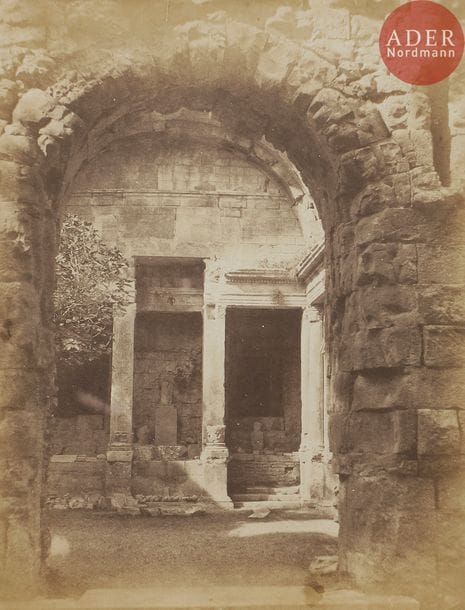 Émile Pécarrère (1816-1904)
Le temple de Diane à Nîmes, 1851.
Épreuve sur papier salé.
30 x 22 cm

Un autre tirage est conservé dans les collections du J. P. Getty Museum de Los Angeles.