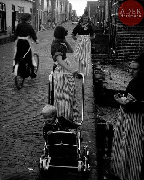 Willy Ronis (1910-2009)
Enfants 1974-1967.
Volendam, 1954. Près de Mulhouse, 1954. Musée de Dresde, 1967. Scène d’intérieur, 1949. Albanie, 1938. Corvée d’eau, Gordes, 1948. Colonie de vacances de Villejuif à Marsac, 1937. Marseille, 1947. Manifestation, Paris, 1950.
Portfolio composé de 10 épreuves argentiques dont 8 d’époque et 2 modernes. Tampons aux versos avec titres et dates par l’auteur, sous passe-partouts et dans une boîte avec étiquette de titre.
Format des épreuves : de 18 x 24 à 25,7 x 20 cm