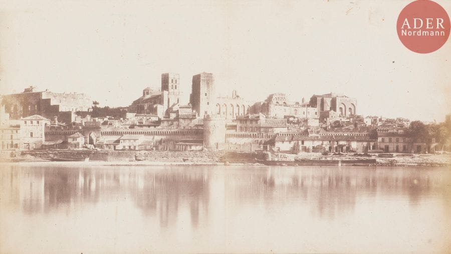 Édouard Baldus (1813-1889)
Remparts d’Avignon, c. 1860.
Épreuve sur papier salé d’après négatif verre.
23,3 x 41,5 cm