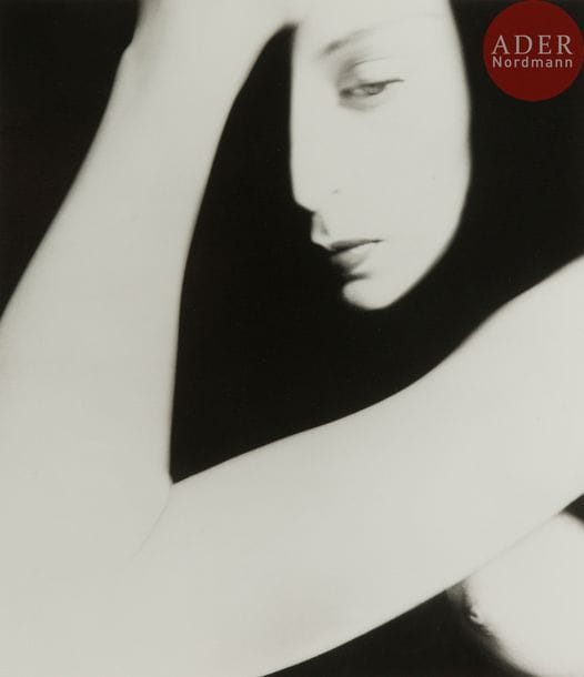 Bill Brandt (1904-1983)
Nude. London, 1952.
Épreuve argentique (c. 1970), contrecollée sur carton et signée à l’encre sur le montage en bas à droite.
34,2 x 29,2 cm

Bibliographie :
Bill Brandt, Perspectives of Nudes, Amphoto, New York, 1961, pl. 36.
Bill Brandt, Shadow of Light, De Capo Press, New York, 1977, pl. 121.
Bill Brandt, Bill Brandt : Nudes 1945-1980, Gordon Fraser Limited, London and Bedford, 1980, pl. 53.
Mark Haworth–Booth and David Mellor, Bill Brandt : Behind the Camera, Photographs 1928–1983, Aperture / Philadelphia Museum of Art, New York, 1985, p. 99.
Ian Jeffrey, Bill Brandt : Photographs 1928-1983, Barbican Art Gallery / Thames & Hudson Limited, London, 1993, p. 172.
Bill Jay and Nigel Warburton, Brandt : The Photography of Bill Brandt, H.N. Abrams, New York, 1999, couverture et pl. 242, p. 266.
Nigel Warburton, Brandt : Icons, The Bill Brandt Archive, London, 2004, n. p.
Bill Brandt, Shadow & Light, Cat. expo., The Museum of Modern Art, New York, 2013, p. 163.