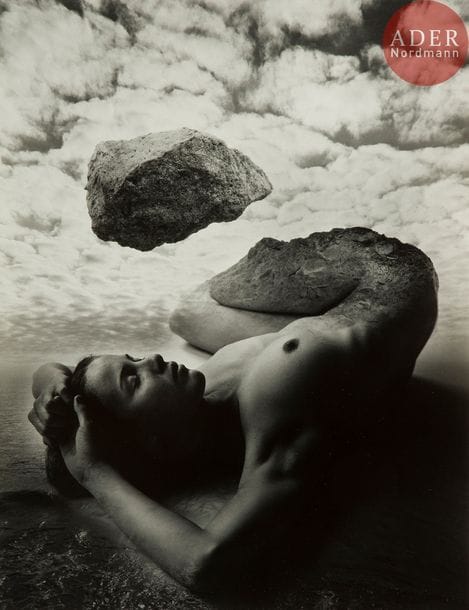 Jerry Norman Uelsmann (1934)
Sans titre [femme-rocher et surimpressions], 1982.
Épreuve argentique d’époque sous passe-partout, signée des initiales et datée sur le passe-partout en bas à droite. Signature, date et tampon du photographe au verso. Signature, date et tampon du photographe au verso du passe-partout.
35,5 x 27,8 cm avec marges