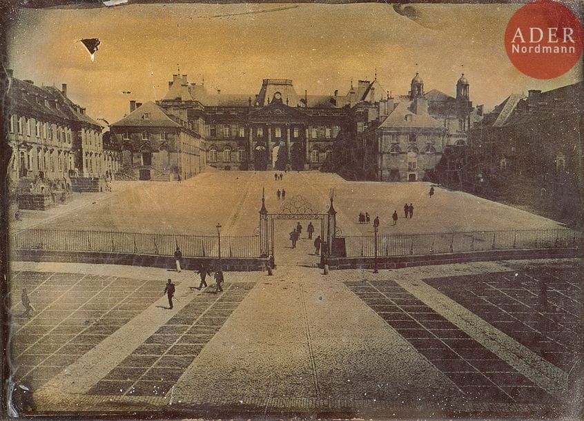 Photographe non identifié
Château de Lunéville, c. 1865.
Ferrotype de grand format.
13 x 18 cm
Cadre

 Propriété des Ducs de Lorraine depuis le XIIIe siècle, le Château de Lunéville est ici représenté quelques années après l’incendie de 1848 à l’aide du ferrotype. Largement utilisé pour les portraits, moins cher que l’ambrotype et le daguerréotype, le ferrotype est en revanche beaucoup plus rarement le support de vues architecturales de grand format.