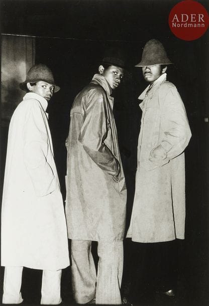 Malick Sidibé (1936-2016)
Les faux agents du FBI, 1974.
Épreuve argentique (2011), titrée, datée et signée dans la marge inférieure.
50,5 x 40,5 cm avec marges.
Cadre