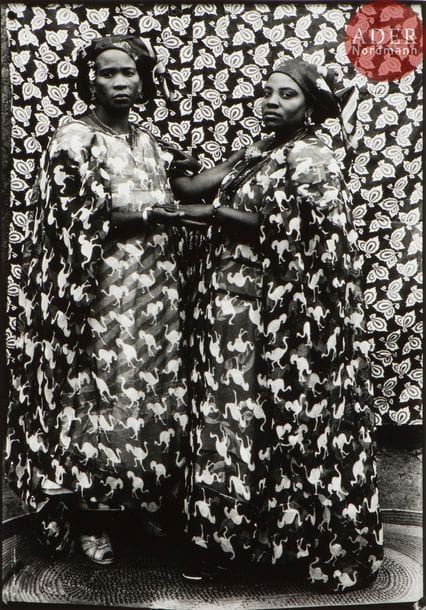 Seydou Keita (1921-2001)
Maliennes en boubou, 1956.
Épreuve argentique (2002), signée et datée à l’encre dans la marge inférieure.
40,5 x 30,5 cm avec marges

Bibliographie :
Yves Aupetitallot, Seydou Keïta, Paris, RMN, 2016.