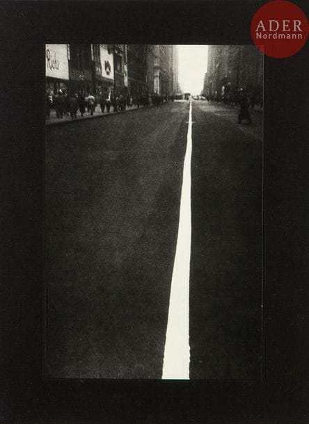 Robert Frank (1924)
The Lines of My Hand.
Yugensha, Kazuhiko Motomura, Tokyo, 1972.
In-4 (34 x 25 cm). Édition originale japonaise, signée par Robert Frank, limitée à 1 000 ex. et accompagnée d’un cahier de 30 pp. en japonais. 119 pp. Cartonnage d’éditeur en toile noire avec signature imprimée sur la couverture et titre imprimé au dos. Emboîtage en toile noire avec une illustration en noir et blanc contrecollée sur la couverture.
Ref. Parr & Badger, I, p. 261. 