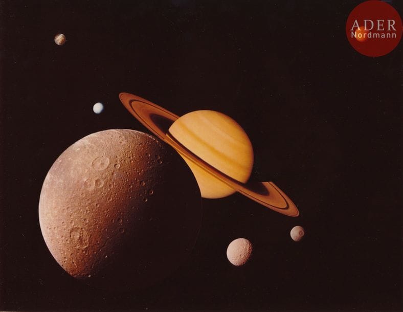 NASA
Mission Voyager I, novembre 1980.
Montage photographique du système saturnien.
Épreuve chromogénique d’époque. Légende sur feuillet et légende NASA au verso.
20,2 x 25,8cm avec marges