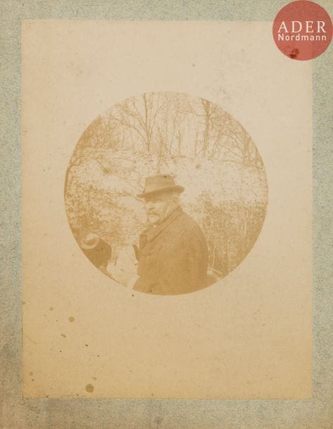 Paul Nadar (1856-1939)
Félix Nadar. Félix et Ernestine Nadar au manoir de l’Ermitage de Notre-Dame-de-Consolation dans la forêt de Sénart, c. 1890-1894.
Deux (2) épreuves sur papier albuminé, réalisées au Kodak N°2, contrecollées sur cartons (dont une sur carton Kodak-Nadar).
11,3 x 9 cm avec marges - Diamètre : 6 cm

 Alors en difficulté financière, Nadar s’installe avec son épouse dans la forêt de Sénart au manoir de l’Ermitage de Notre-Dame-de-Consolation de 1887 à 1894.