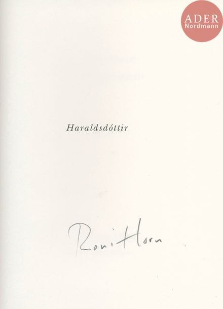 Roni Horn (1955)
8 numéros en 9 volumes dont 6 signés.
Island. To Place. 1990-2006.
1 - Bluff Life.
Peter Blum Edition, New York, 1990. 1150 ex.
3 - Lava.
Distributed Art Publishers, New York, 1992. 750 ex. Signé.
4 - Pooling Waters. (Vol. 1).
Verlag der Buchhandlung Walther König, Köln, 1994. 1 000 ex. Signé.
5 - Verne’s Journey.
Verlag der Buchhandlung Walther König, Köln, 1995. 1 000 ex. Signé.
6 - Haraldsdottir. (Part 1).
Ginny Williams Publisher, 1996. 1100 ex. Signé.
7 - Artic Circles.
Ginny Williams Publisher, 1998. 1650 ex. Signé.
8 - Becoming a Landscape.
Ginny Williams Publisher, 2001. 2 vol. 900 ex.
9 - Doubt Box.
Steidl, Göttingen, 2006. 1 000 ex. Signé.
In-4 (26,5 x 21 cm). Éditions originales. Couvertures rigides pleine toile et deux avec leurs emboîtages d’éditeurs.