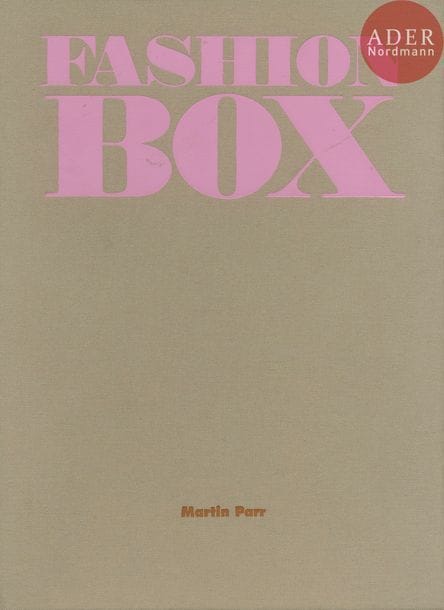 Martin Parr (1952)
Fashion Box.
Magnum Photos, Paris, 2005.
In-4 (34 x 24,5 cm). Édition originale brochée et signée, numérotée à 50 exemplaires. 212 pp. Dans son coffret d’éditeur numéroté et signé, accompagné de 6 épreuves chromogéniques, numérotées à 50 exemplaires et signées par le photographe aux versos (30 x 20 cm avec marges).